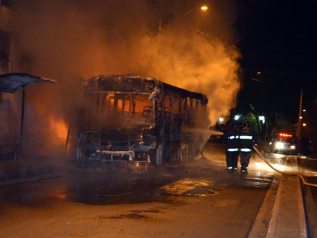 Mais dois ônibus são incendiados em Piracicaba (Foto: Thomaz Fernandes/G1)
