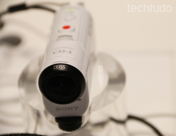 Action Cam Mini, da Sony, tem apenas 63 g (Foto: Fabrício Vitorino/TechTudo) Action Cam Mini, da Sony, tem apenas 63 g (Foto: Fabrício Vitorino/TechTudo)