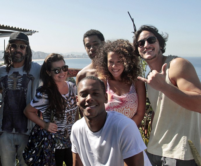 Danilo Ferreira posa entre Fernanda Souza, Allan Souza Lima e moradores do Vidigal (Foto: Divulgação)