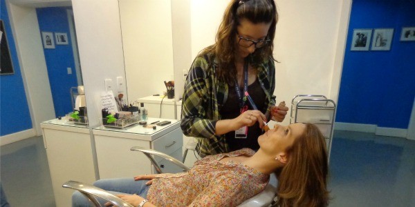 Daniela Ungaretti vai para o camarim na hora da maquiagem (Foto: Paula Menezes/RBS TV)