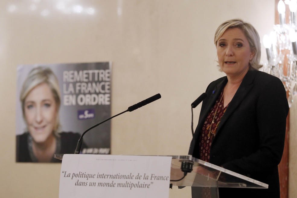 Le Pen falava à imprensa e a uma representação diplomática quando foi interrompida por ativista do Femen (Foto: REUTERS/Philippe Wojazer)