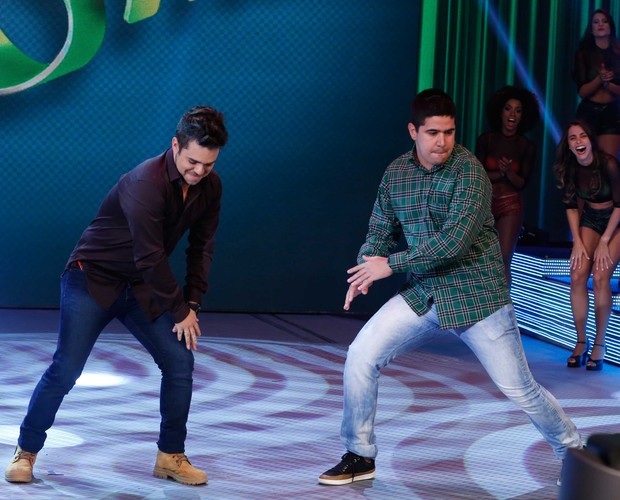 Cyrso Scarpa e Roberto Moreira se divertem dançando funk (Foto: Artur Meninea/TV Globo)