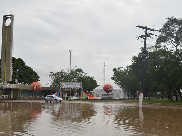 Ponto de alagamento também se formou perto do Monumento Marco Zero em Macapá (Foto: Abinoan Santiago/G1)