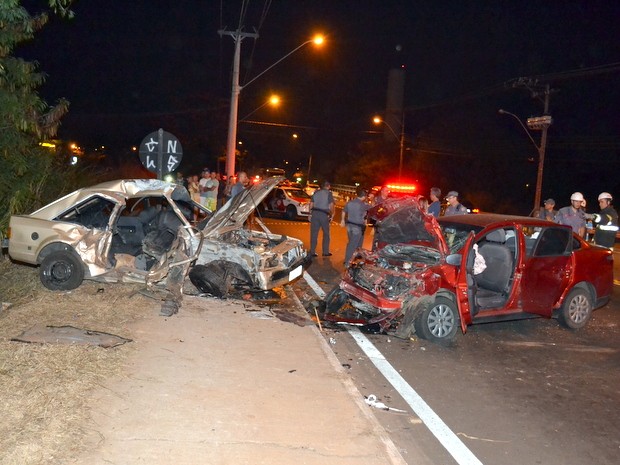 Carros envolvidos em acidente com 4 mortes em Nova Odessa (Foto: Renato Silva / Varal de Notícias)