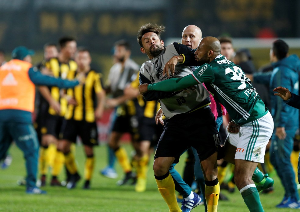 Felipe Melo durante a confusão com os jogadores do Peñarol (Foto: Reuters)