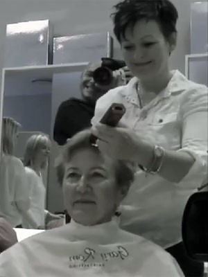 Uma das amigas de Gerdi Mckenna, que raspou seu cabelo para apoiá-la na luta contra o câncer (Foto: Reprodução/Vimeo/Pixel Pro Photography/Albert Bredenhann)