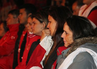Torcedoras se emocionam em missa que homenageia ex-atacante Fernandão (Foto: Tomás Hammes/GloboEsporte.com)