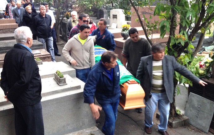 Com bandeiras do Palmeiras e do Brasil, Oberdan Cattani é enterrado