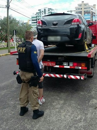 Um dos homens que estava no carro no momento da prisão (Foto: Divulgação/PRF)
