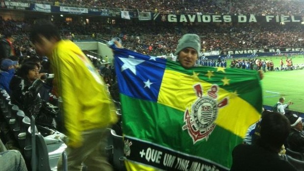 Tenisson Peixoto, com a bandeira antes do apito final (Foto: Reprodução/Facebook)