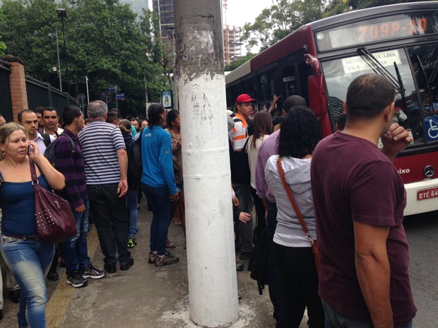 Passageiros em frente à estação Morumbi da Linha 9 tentam entrar em ônibus (Foto: Caio Prestes/ G1)