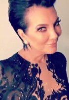 Famosos desfilam seus looks pelo tapete vermelho do Grammy 2017