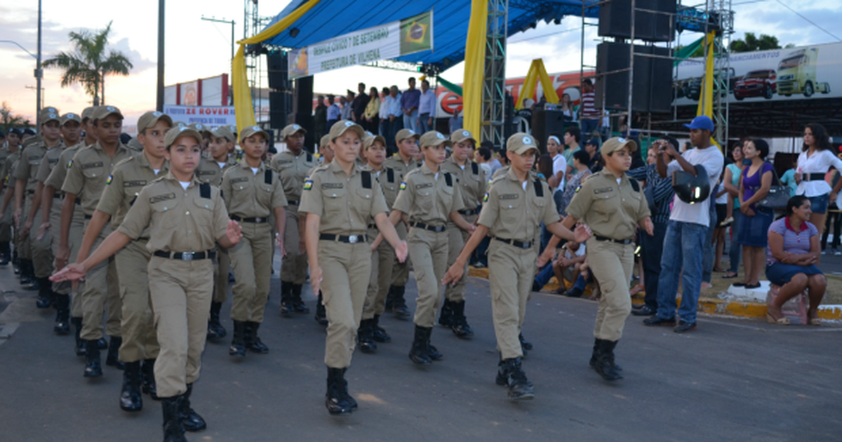 G Cerca De Mil Pessoas Assistem A Desfile C Vico Em Vilhena Ro