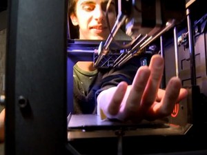 Franceses testam impressora 3D transformada para fazer tatuagens. (Foto: Reprodução/Vimeo.com)