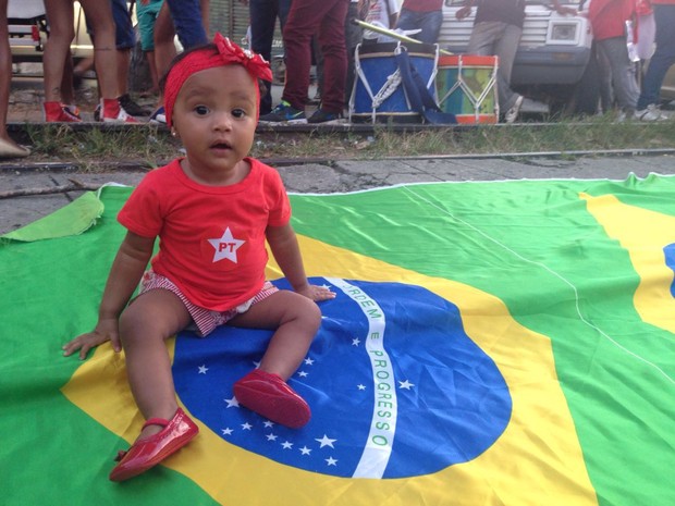 Marina, de nove meses, participou de manifestação em Caruaru, Pernambuco (Foto: Kamylla Lima/G1)