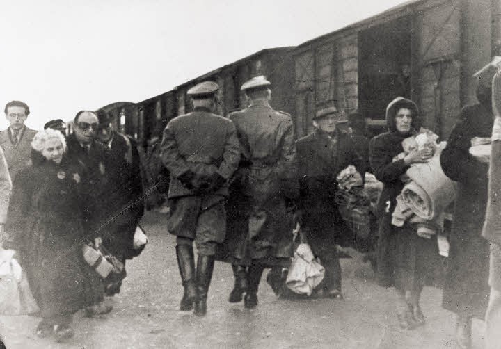 Oficiais alemães na plataforma do campo de transição de Westerbrok perto de um comboio que está prestes a partir (Foto: Anne Frank Org)