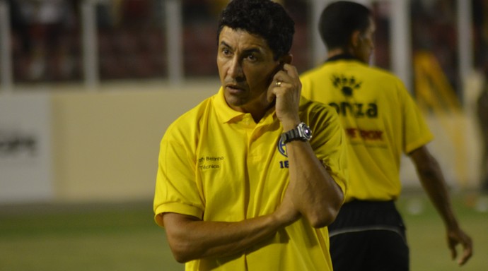 Betinho, técnico do Confiança (Foto: Felipe Martins)
