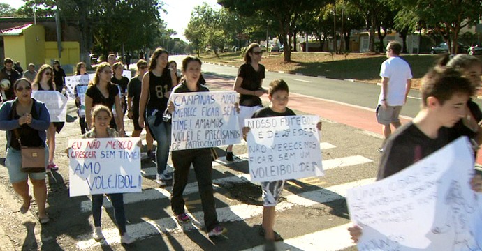 Protesto vôlei feminino Campinas (Foto: Carlos Velardi/ EPTV)