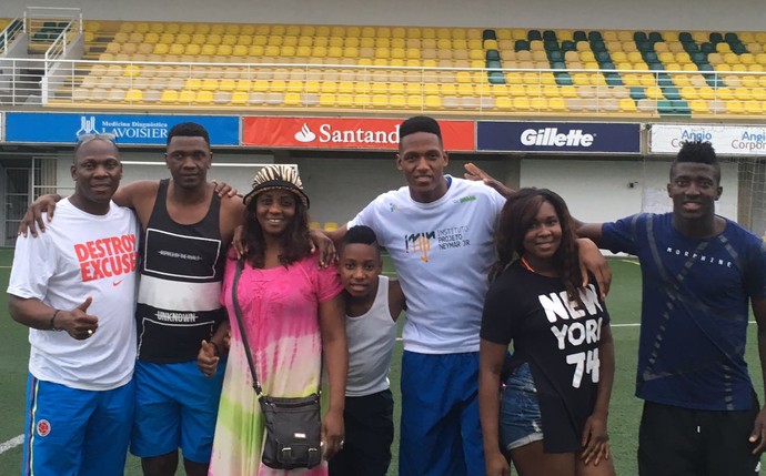 Convidado por empresário, zagueiro Mina faz visita a instituto de Neymar