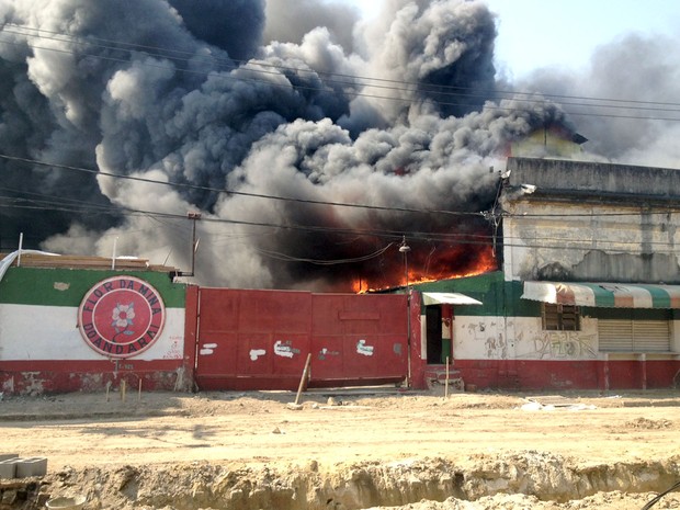 incêndio barracão Rio de Janeiro (Foto: Anderson Brandão/VC no G1)