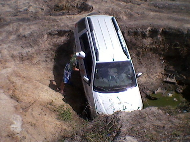 Buraco é um reservatório vazio devido à estiagem. (Foto: Internauta/ VC no G1)