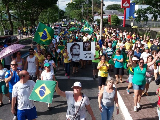 Segundo a organização, cerca de mil pessoas foram às ruas em São José (Foto: Eduardo Marcondes/TV Vanguarda)