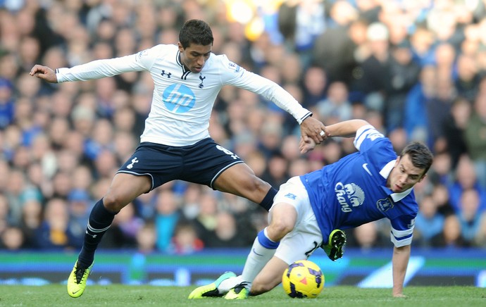 paulinho_tottenham_everton.jpg