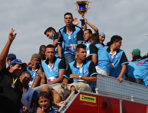 Jogadores do Sinop comemoram título em carreta na cidade do clube (Foto: Lívia Kriukas/assessoria)