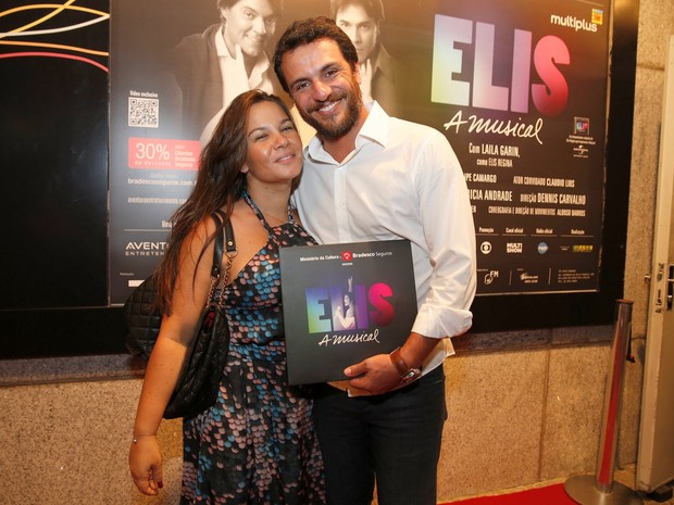 Rodrigo Lombardi e a mulher, Betty, em sessão especial de musical na Zona Sul do Rio (Foto: Felipe Panfili/ Ag. News)