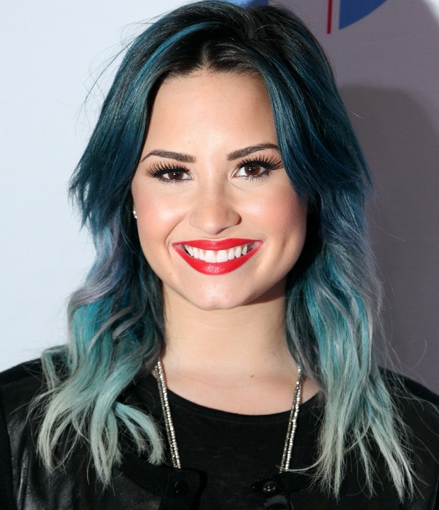 Deembro/2013: Demi com os cabelos tingidos de azul. No fim do ano, os fios já davam sinais de desbotamento (Foto: Getty Images)