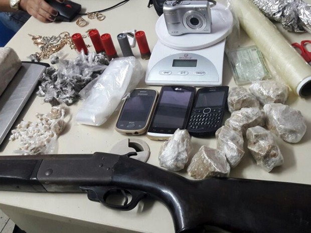 Drogas, espingarda, revólveres e munição foram apreendidos com os suspeitos (Foto: Divulgação/ Polícia Civil)