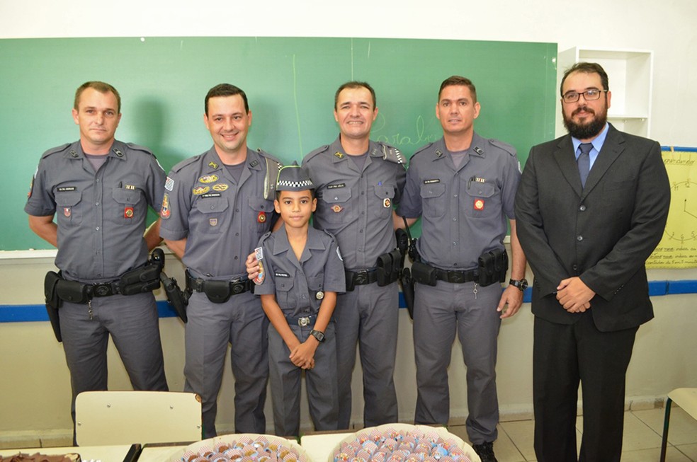 Festa foi realizada de surpresa para Pietro (Foto: Polícia Militar/Cedida)