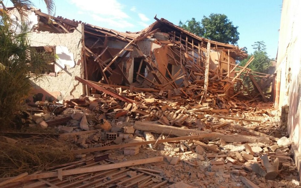 Grupo explode fundos de presídio e destrói casa em Guapó, Goiás (Foto: Giovana Dourado/TV Anhanguera)