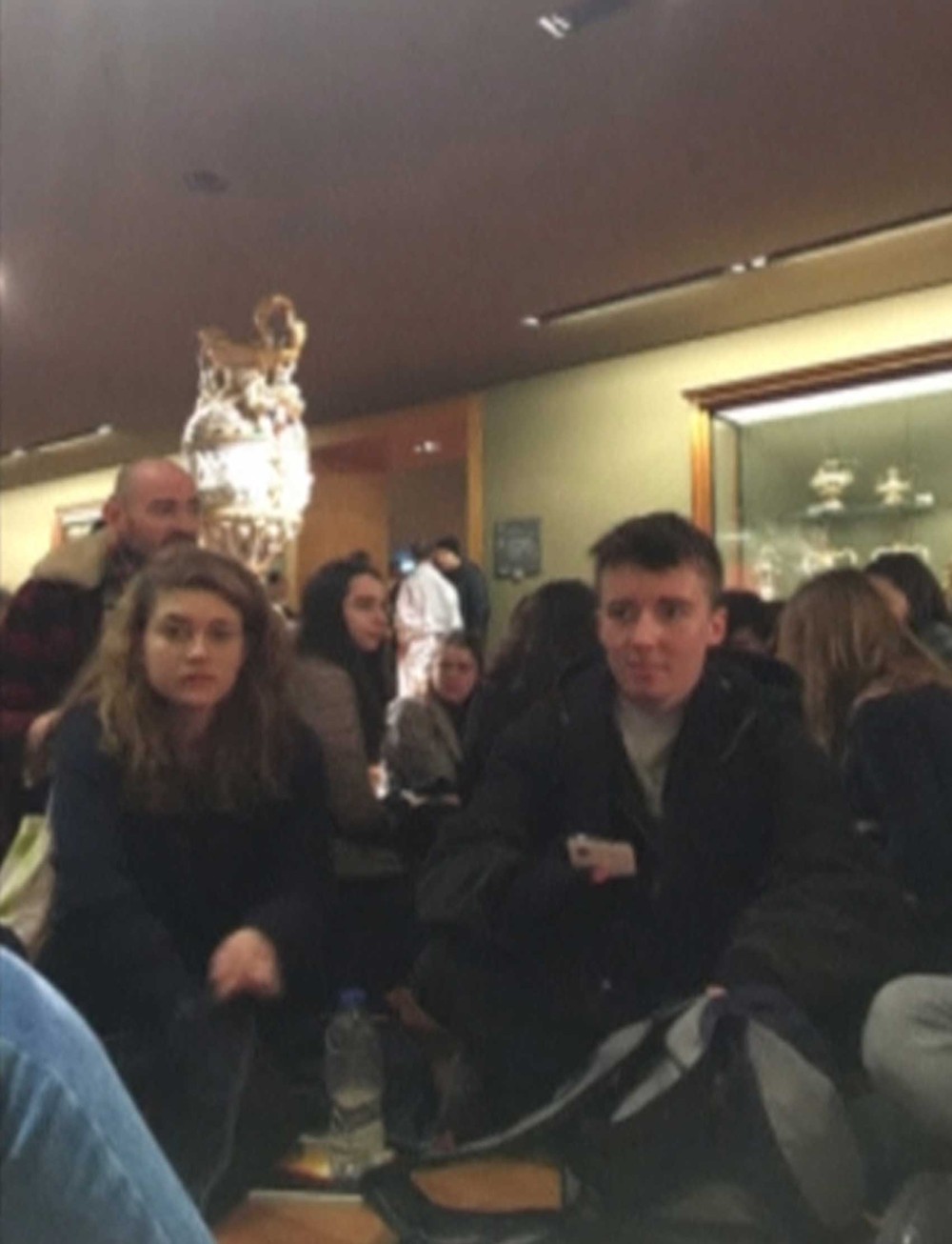 Turistas deixam Museu do Louvre após soldado atirar contra homem que levava um facão na manhã desta sexta  (Foto: Reuters)