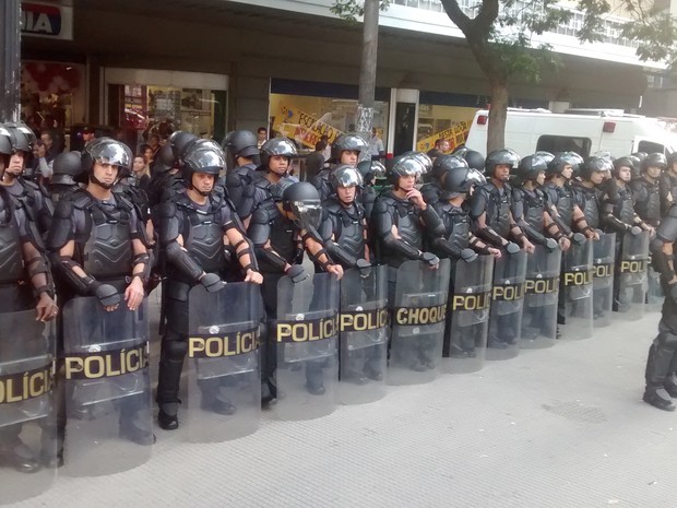Policiais Militares com armaduras apelidadas de 'Robocop' chegam ao local sob vaias (Foto: Fábio Tito/G1)