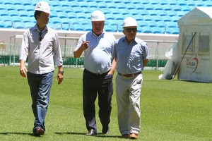 Antonini, Odone e Koff: Grêmio faz mutirão por avalanche na Arena (Foto: Lucas Uebel/Grêmio FBPA)