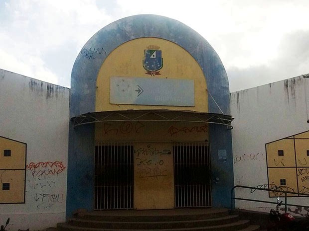 Escola municipal situada na Divinéia já foi invadida por vândalos (Foto: João Ricardo Barbosa / G1)