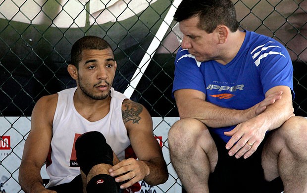 José Aldo ouve atentamente os conselhos de Dedé Pederneiras durante o treino (Foto: Leandro Lima)
