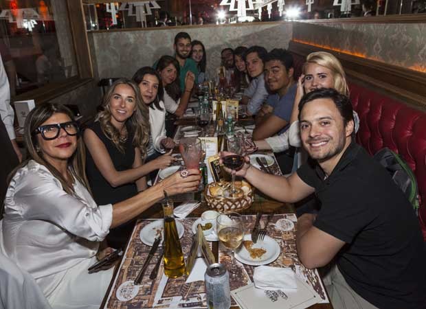 Isaac Azar comemora 43 anos de idade e 6 meses da inauguração de seu  restaurante no Rio