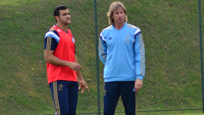 Sotaque domina treino do Verdão, e time apela para 