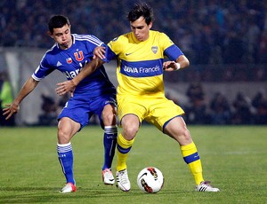 Mena e Pablo Mouche, Universidad de Chile x Boca Juniors (Foto: Agência Reuters)