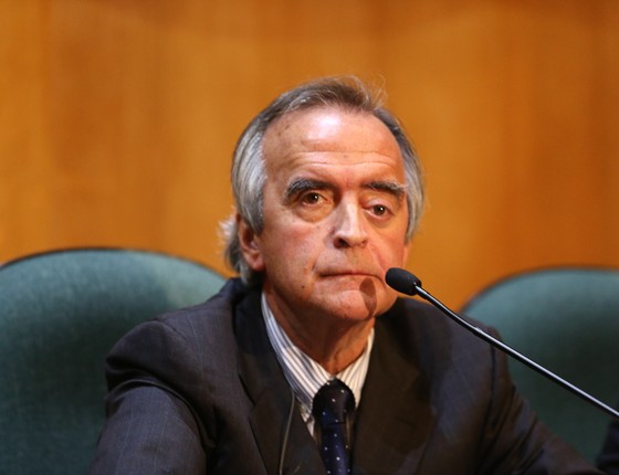 Nestor Cerveró permanece em silencio durante depoimento na Comissão Parlamentar de Inquérito (CPI) da Petrobras realizada na Justiça Federal em Curitiba (PR), nesta segunda-feira(11) (Foto:  Geraldo Bubniak / AGB / Ag. O Globo)