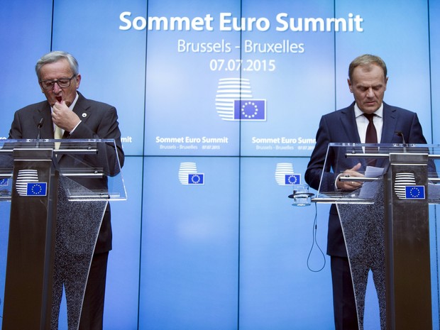Presidente do Conselho Europeu, Donald Tusk, e o presidente da Comissão Europeia, Jean-Claude Juncker, discursam após reunião em Bruxelas (Foto: Reuters)