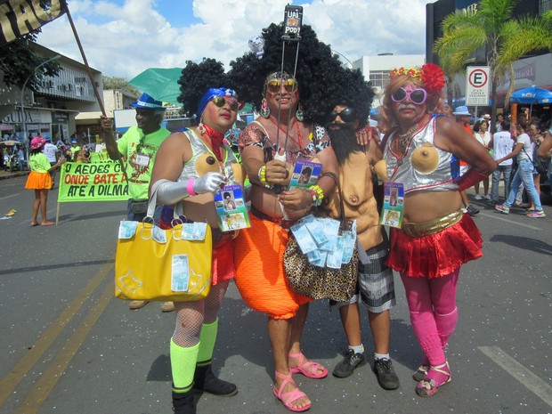 Amigos se vestiram de Maria Lava-Jato em desfile do Pacotão, no Distrito Federal (Foto: Jéssica Nascimento/G1) Amigos se vestiram de Maria Lava-Jato em desfile do Pacotão, no Distrito Federal (Foto: Jéssica Nascimento/G1)