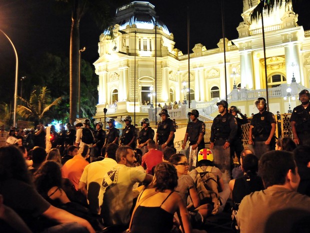 Manifestação em frente ao Palácio Guanabara, sede do governo do Rio (Foto: Luiz Roberto Lima/Estadão Conteúdo)