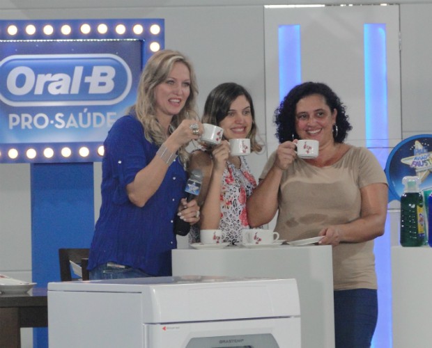 Adriana Colin toma café junto com Andressa e sua mãe Marione (à direita) (Foto: Domingão do Faustão/TVGlobo)