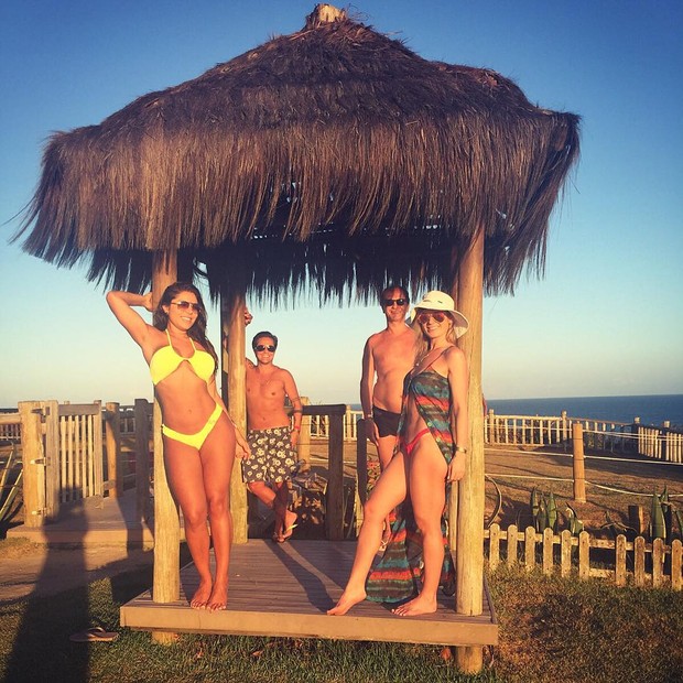 Thammy Miranda e Andressa Ferreira curtem praia com amigos (Foto: Instagram / Reprodução)
