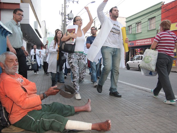 Estudantes de medicina de Sorocaba (SP) saem às rua do Centro da cidade para protestar contra as condições da Saúde e de trabalho no SUS (Sistema Único de Saúde). (Foto: Fernando Rezende/Futura Press/Estadão Conteúdo)