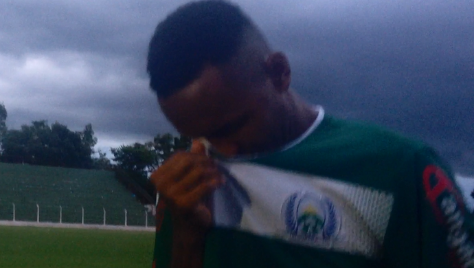 Lúcio Bala encerra carreira e deixa gramado entre lágrimas (Foto: Vilma Nascimento/GloboEsporte.com)