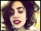 Lady Gaga posta foto com cabelos curtinhos e escuros